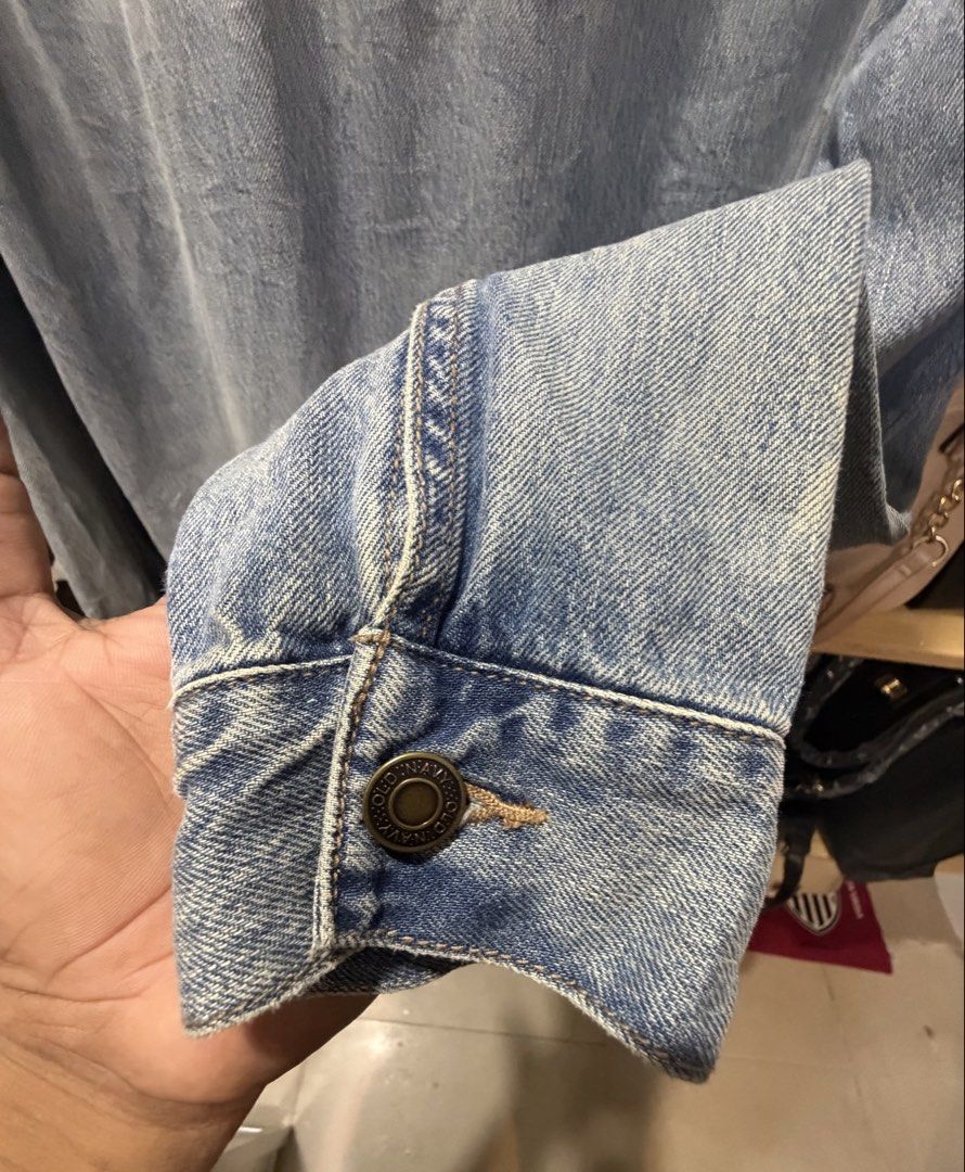 Old Navy Denim Jacket (Category: Coats, Jackets and Outerwear) located in Pinamalayan. Submitted by danilotubero08 (Listing ID 1462994951, Image 3). Description: Size small on tag w20L27 .