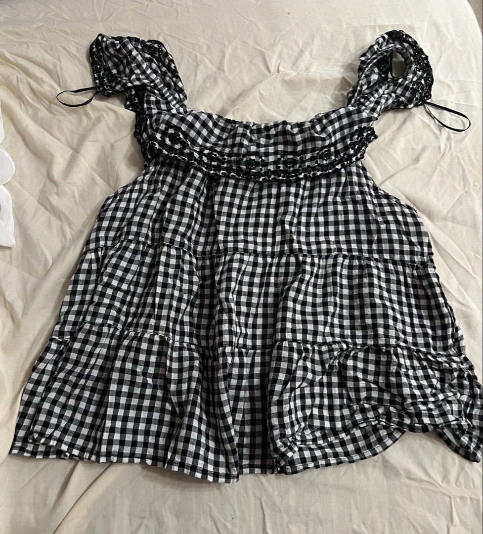 Old Navy Gingham Top (Category: Sleeveless) located in Aguinaldo. Submitted by roversellz_ (Listing ID 1463028495, Image 1). Description: .