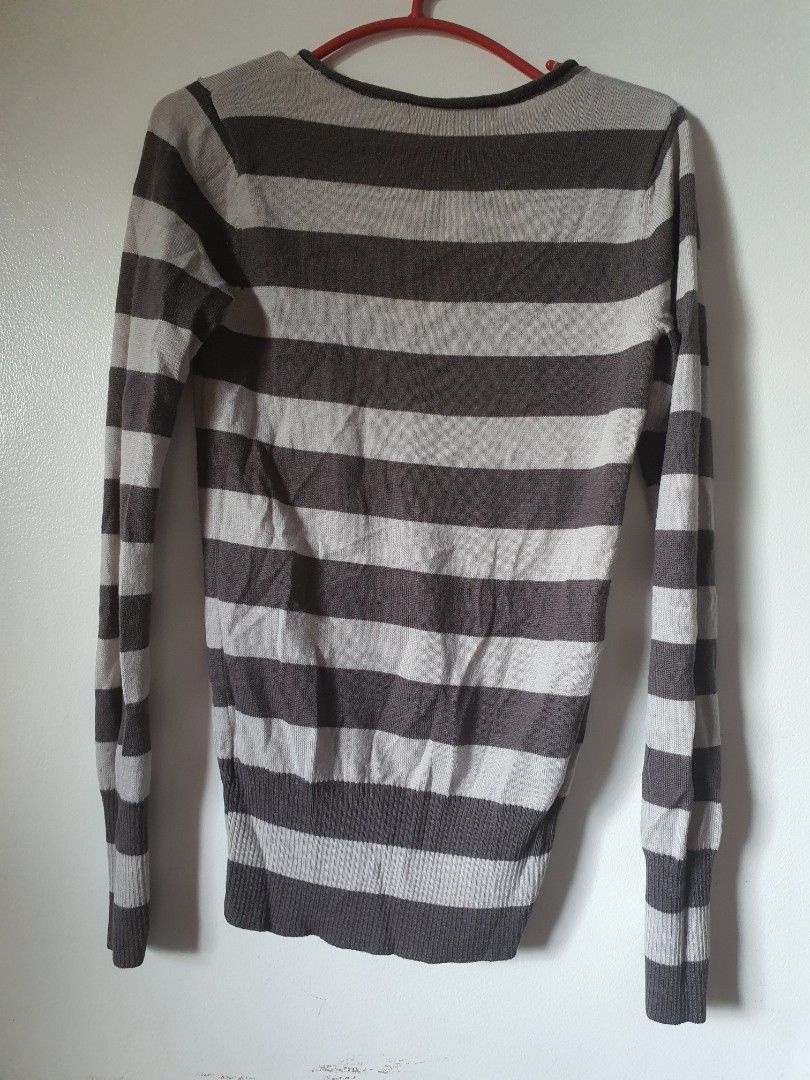 Old navy knitted stripe longsleeve (Category: Longsleeves) located in Meycauayan. Submitted by shoptoown (Listing ID 1462920060, Image 2). Description: - Grey and white striped long-sleeved top - Comfortable scoop neckline - Lightweight knit fabric - Approx. 15 inches length (shoulder to hem) - Approx. 18 inches width (chest) - Versatile for layering or standalone wear - has a hole on the underarm side, can be stitched.