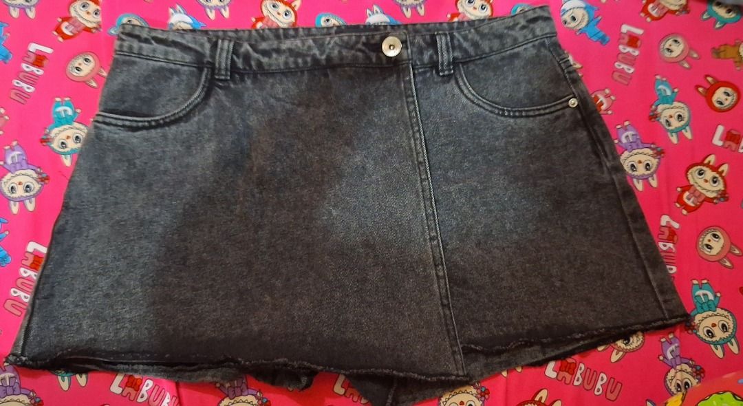 ONLY Denim Skort Size L (Category: Skirts) located in Manila. Submitted by katkween23 (Listing ID 1462950996, Image 2). Description: - ONLY Dark Wash Denim Skort - Size: L - Flattering A-line cut - Stylish raw hem - Button and zip closure - Belt loops - Front and back pockets - Comfortable for everyday wear.
