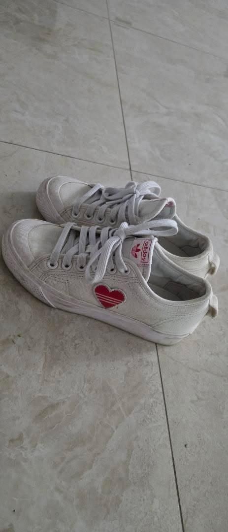 Authentic adidas (Category: Sneakers) located in Angeles City. Submitted by miho066_ (Listing ID 1462985747, Image 2). Description: .