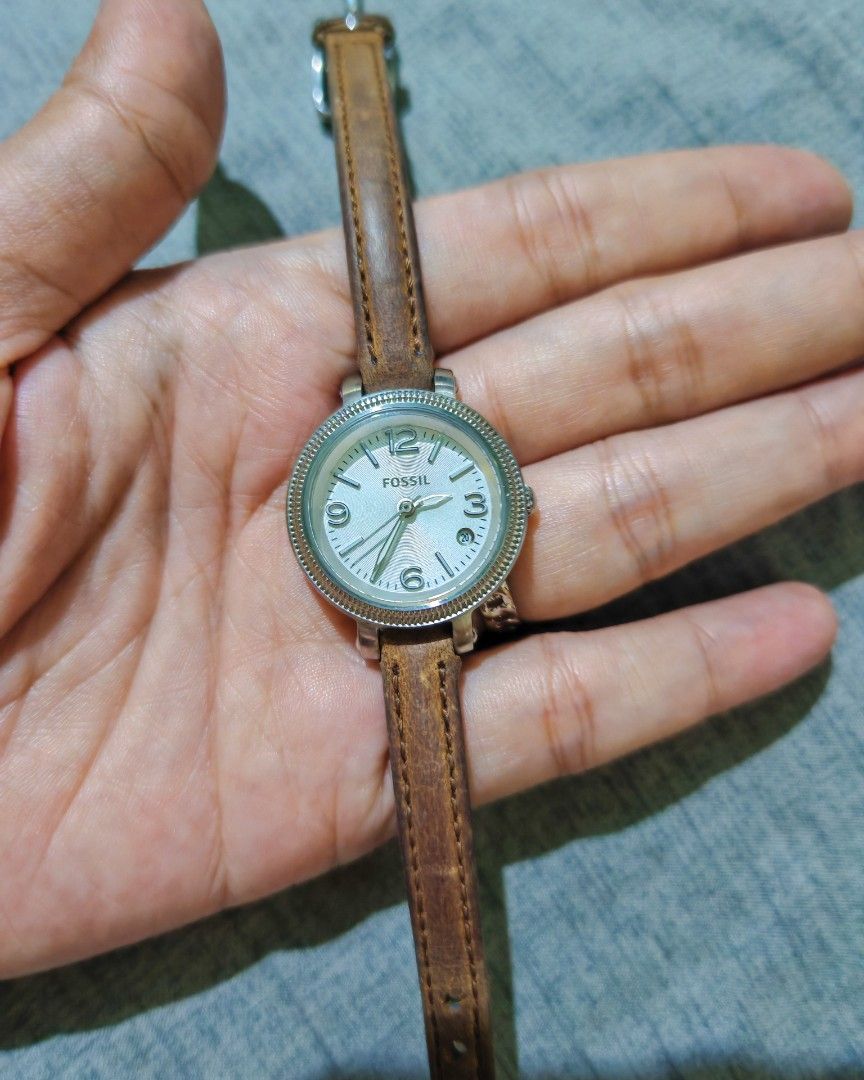 Original Fossil Watch (Category: Women's Watches) located in Taguig. Submitted by mystuff4youph (Listing ID 1463047537, Image 3). Description: - Authentic Fossil watch - Elegant white dial with clear hour markers and hands - Genuine brown leather strap for comfort and style - Durable, suitable for everyday wear - Model and material details engraved on the back - no issue no flaw - minimal sign of use sa leather What you see is what you get - From