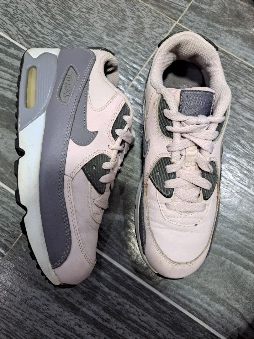 ORIGINAL NIKE SHOES FOR KID (Category: Babies & Kids Fashion) located in Manila. Submitted by kimlyncloset (Listing ID 1463019007, Image 1). Description: ORIGINAL NIKE FOR KID US:3Y UK:2.5 EUR:35 CM:22.