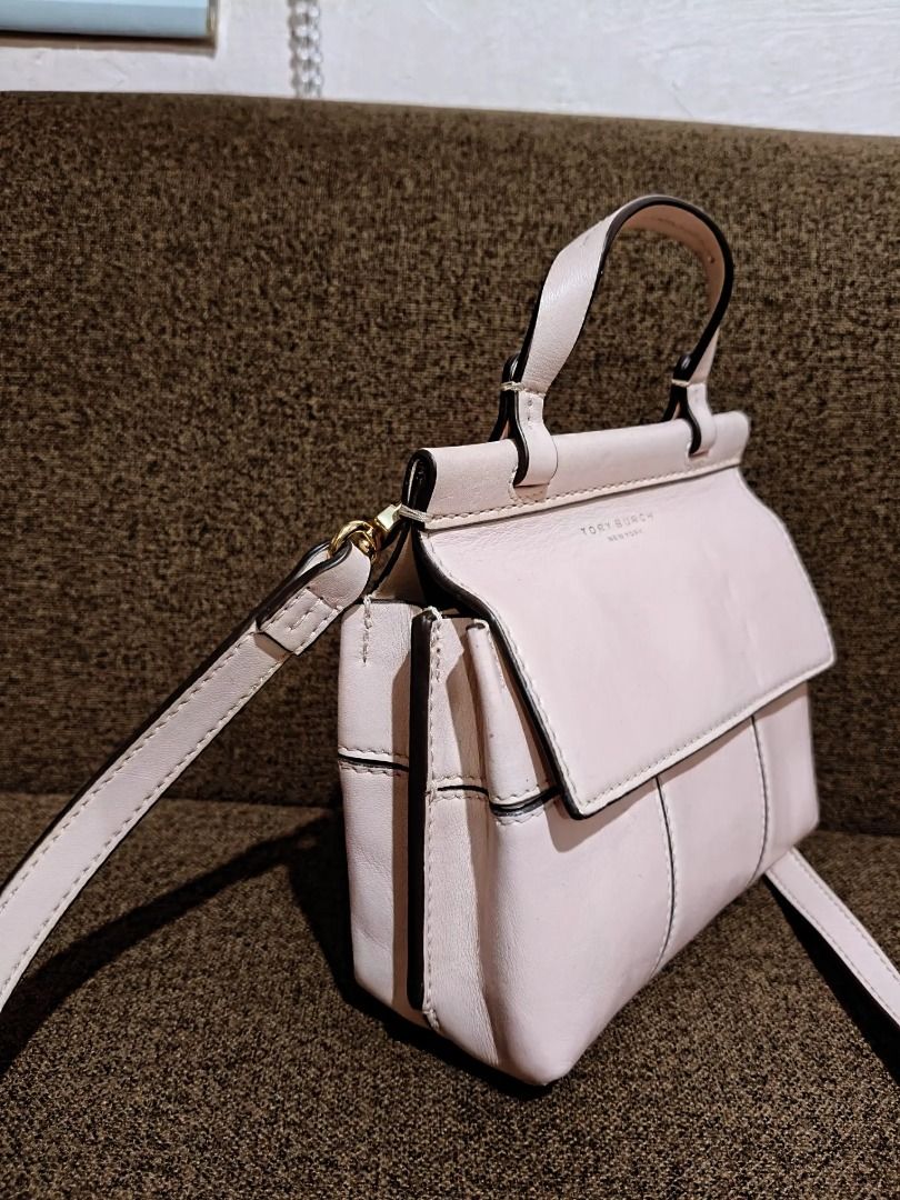 Original Tory Burch (Category: Shoulder Bags) located in Cabuyao City. Submitted by your____lux____shop (Listing ID 1462966741, Image 2). Description: Sale❗️Sale❗️Sale❗️ ₱ 1,980 Tory Burch small shell Pink Gold hardwares Pure genuine leather 📌First to pay!.