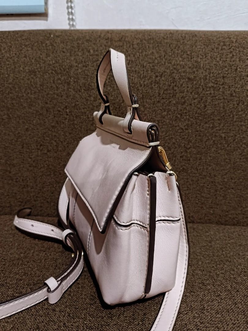 Original Tory Burch (Category: Shoulder Bags) located in Cabuyao City. Submitted by your____lux____shop (Listing ID 1462966741, Image 3). Description: Sale❗️Sale❗️Sale❗️ ₱ 1,980 Tory Burch small shell Pink Gold hardwares Pure genuine leather 📌First to pay!.