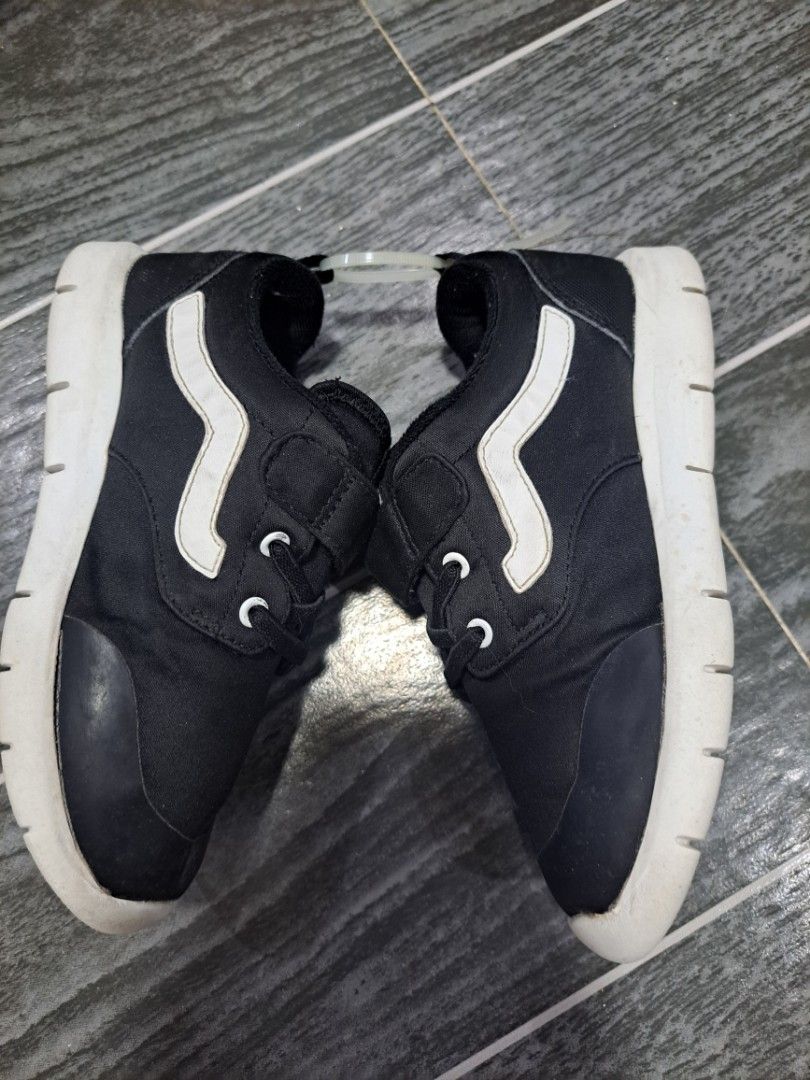ORIGINAL VANS SHOES FOR KID (Category: Babies & Kids Fashion) located in Manila. Submitted by kimlyncloset (Listing ID 1463039729, Image 3). Description: ORIGINAL VANS SHOES FOR KID CM:19.