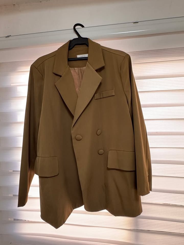 Oversized Blazer/Coat (Category: Coats, Jackets and Outerwear) located in Quezon City. Submitted by jeriehhhhh (Listing ID 1462975386, Image 2). Description: 🧥 SPRING COAT FOR SALE ❄️🌸 Selling my spring coat, used only once and still in excellent condition! ✨ • Gently used — worn only once • Clean and well-maintained • Perfect for cold weather, travel, or autumn trips • Stylish and easy to pair with different outfits • No major stains, damages,
