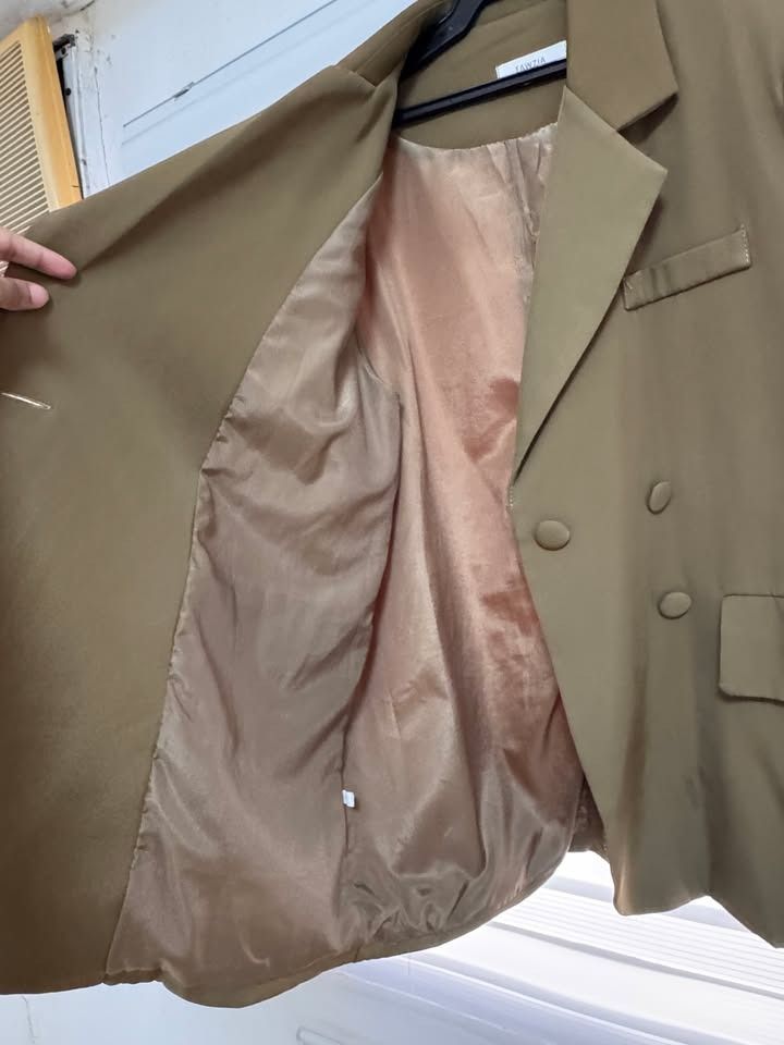 Oversized Blazer/Coat (Category: Coats, Jackets and Outerwear) located in Quezon City. Submitted by jeriehhhhh (Listing ID 1462975386, Image 3). Description: 🧥 SPRING COAT FOR SALE ❄️🌸 Selling my spring coat, used only once and still in excellent condition! ✨ • Gently used — worn only once • Clean and well-maintained • Perfect for cold weather, travel, or autumn trips • Stylish and easy to pair with different outfits • No major stains, damages,