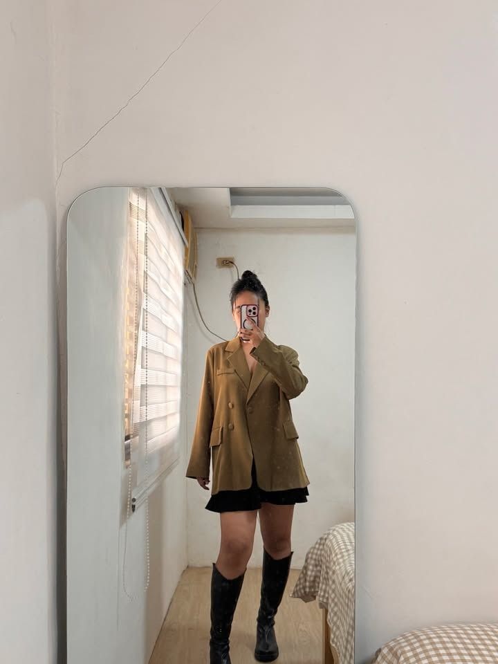 Oversized Blazer/Coat (Category: Coats, Jackets and Outerwear) located in Quezon City. Submitted by jeriehhhhh (Listing ID 1462975386, Image 1). Description: 🧥 SPRING COAT FOR SALE ❄️🌸 Selling my spring coat, used only once and still in excellent condition! ✨ • Gently used — worn only once • Clean and well-maintained • Perfect for cold weather, travel, or autumn trips • Stylish and easy to pair with different outfits • No major stains, damages,