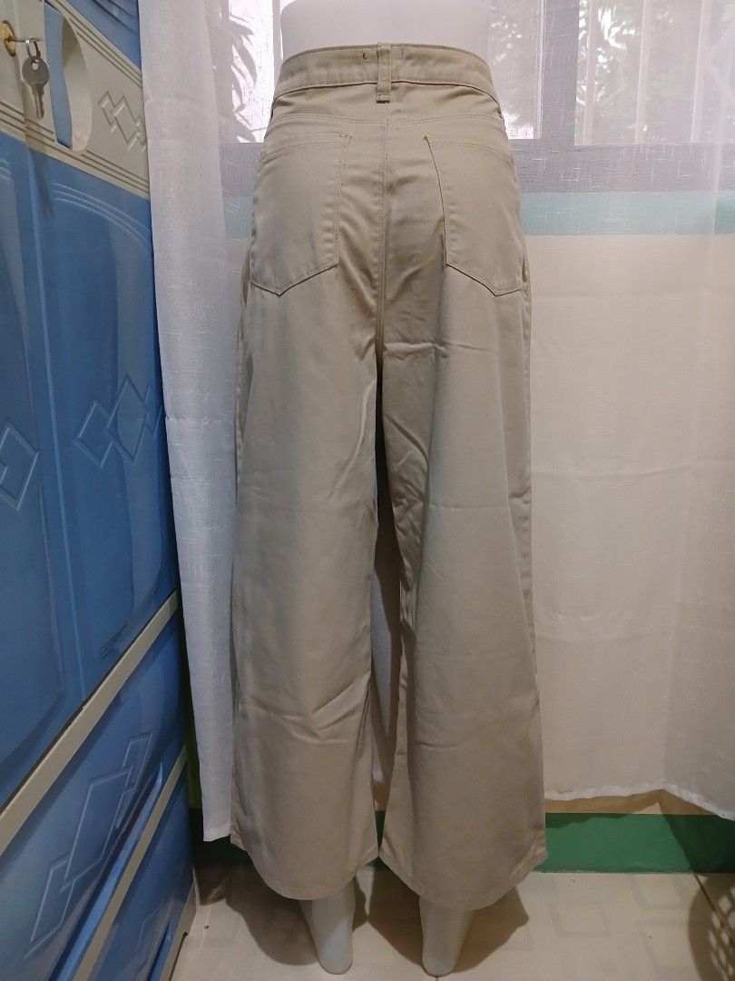 Oxgn wide leg trousers (Category: Other Bottoms) located in Naguilian. Submitted by impulsive.buyer02 (Listing ID 1462940881, Image 2). Description: Size 30 but can fit size 29.