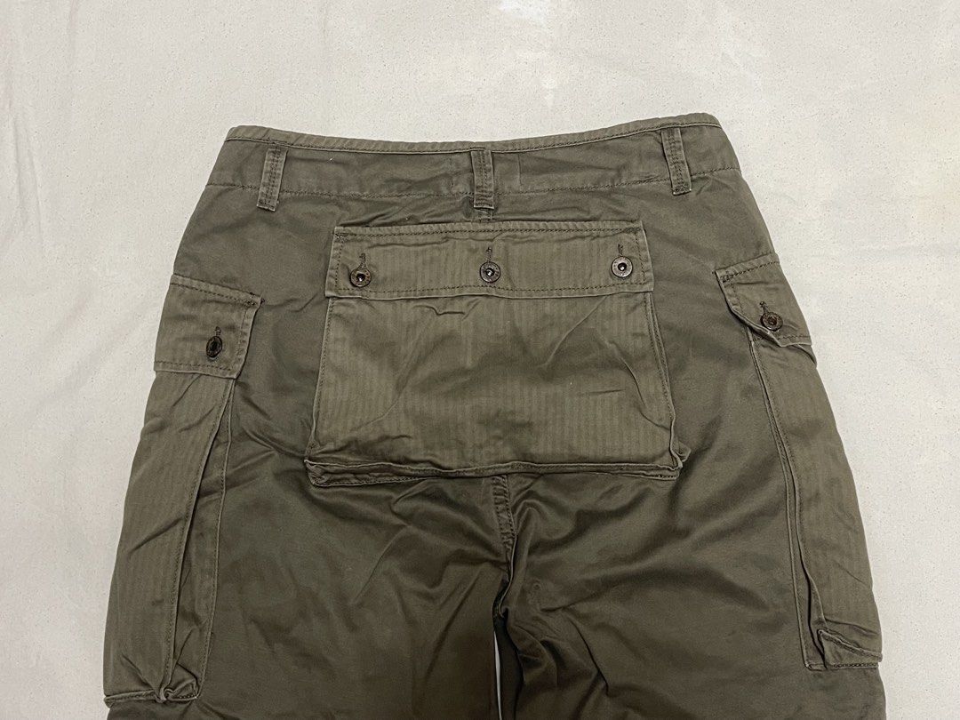 P-44 monkey pants （分類：長褲）位於 Hong Kong。 由 pop38 提交（商品編號 1463116555，圖片 8）。簡介： 品牌：Midwest Supply 明細：由知名古著品牌美華氏旗下 Midwest Supply 所推出的軍風多口袋工裝褲（Monkey Pants），闊比闊腳，少着乾淨冇瑕疵。 Size：medium (參考度尺）。
