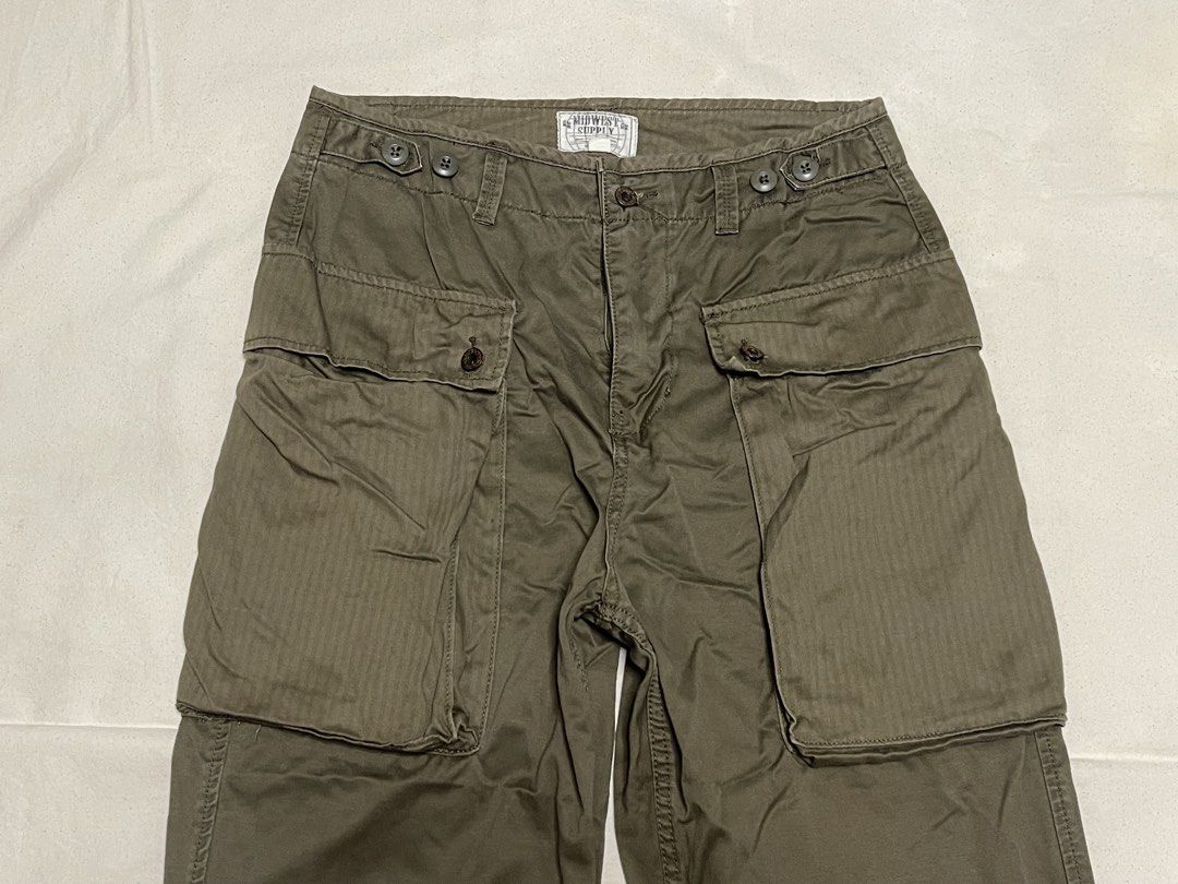 P-44 monkey pants （分類：長褲）位於 Hong Kong。 由 pop38 提交（商品編號 1463116555，圖片 3）。簡介： 品牌：Midwest Supply 明細：由知名古著品牌美華氏旗下 Midwest Supply 所推出的軍風多口袋工裝褲（Monkey Pants），闊比闊腳，少着乾淨冇瑕疵。 Size：medium (參考度尺）。