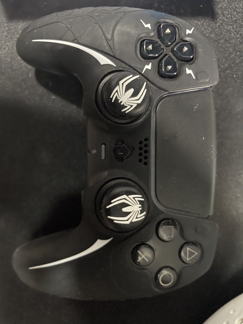 P4-Plus Wireless Controller for (Category: Controllers) located in Kuala Lumpur. Submitted by adamazlan14 (Listing ID 1462898120, Image 1). Description: Beli Mei 2026 Reason to sell : PC dah jual - Black wireless controller for P4 - Unique spider design on buttons and accents - Model: P4-Plus, Model No. T28 - Excellent working condition - Comes with original packaging.