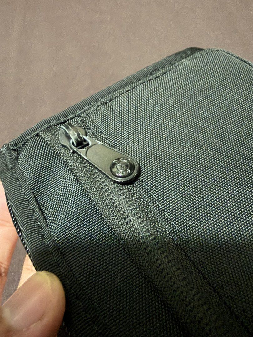 Pacsafe RFIDsafe Z100 Anti-theft Wallet (Category: Wallets & Card Holders) located in Makati City. Submitted by p0p0y (Listing ID 1460020921, Image 3). Description: Well-used and has been in storage, so it needs some cleaning. Well-used but still functional and in good condition. -Authentic Pacsafe wallet -Complete with original packaging -Selling for a reasonable price.