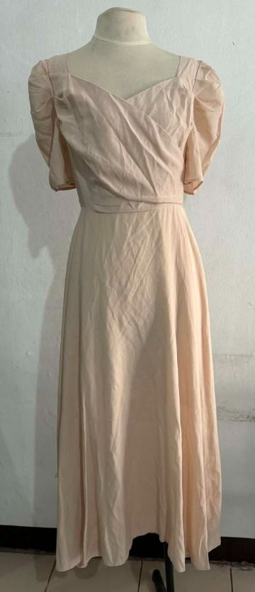 Pale Pink Midi Dress (Category: Dresses) located in Manila. Submitted by hyper.hertz. (Listing ID 1463020633, Image 1). Description: - Light peach midi dress - Features puff sleeves - Flattering wrap-style bodice - Flowy skirt - Ideal for events or nice dinners - Comfortable and chic Negotiations are available.