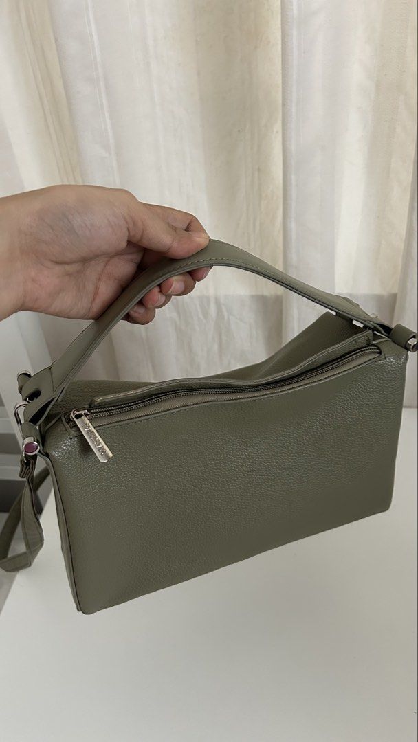 Parisian Bag (Category: Luxury Bags & Wallets) located in Cavite. Submitted by yamyam. (Listing ID 1462914518, Image 1). Description: All good condition 📍Noveleta, Cavite 📍Makati / Moa (Tuesday).