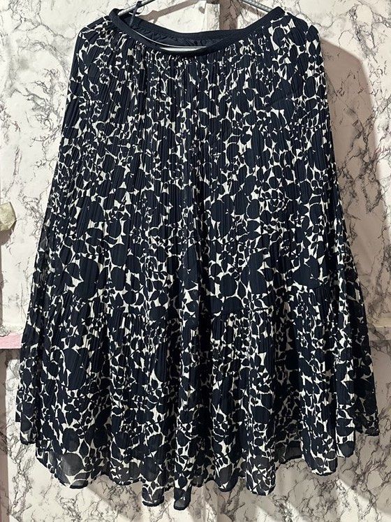 Patterned Pleated Skirt (Category: Skirts) located in Manila. Submitted by kirayychii (Listing ID 1463103490, Image 1). Description: - Worn once - Best for 29-30 - No issues at all.