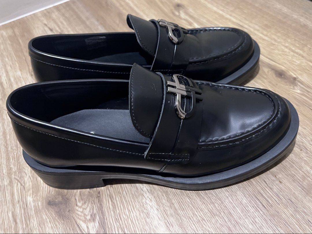 Pedro Black Leather Loafers (size 35) (Category: Loafers) located in Manila. Submitted by sph_preloved (Listing ID 1462928152, Image 1). Description: - Brand: Pedro - Material: Leather - Feature: Silver buckle detail on front strap - Occasion: Casual to smart-casual - Versatility: A great all-around pair for various outfits Location: QC Mode of Delivery: Grab/Lalamove.