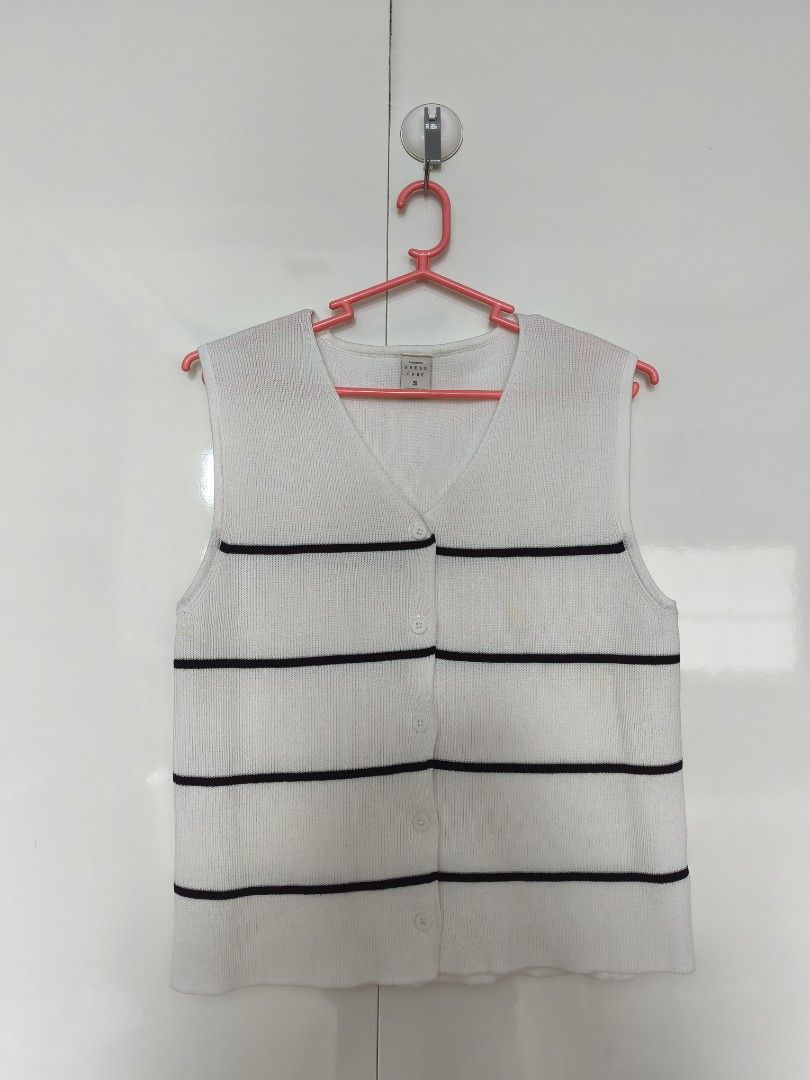 Penshoppe Vest Top (Category: Others Tops) located in Manila. Submitted by smilefashion08 (Listing ID 1462897115, Image 1). Description: .