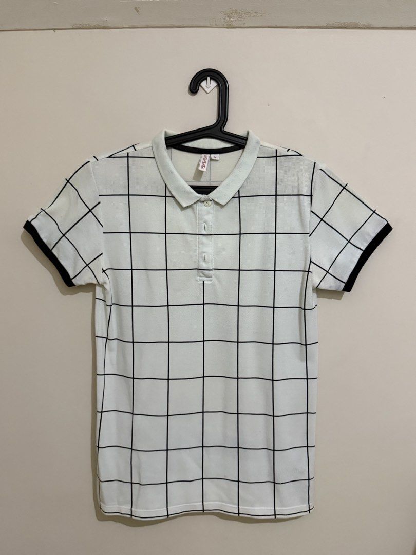 Penshoppe White Grid Polo Shirt (Category: Blouses) located in San Pedro. Submitted by itsminaxvii (Listing ID 1463021052, Image 1). Description: - White polo shirt - Black grid pattern - Short sleeves with black trim - Button-up neckline.