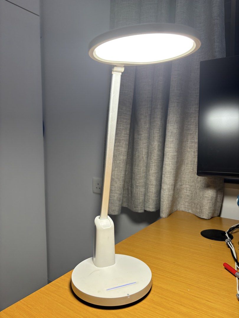 Philips LED 小童學習燈（可調節光度） （分類：燈飾）位於 Hong Kong。 由 kk716 提交（商品編號 1463022228，圖片 1）。簡介： Philips LED desk lamp, model 66278. White colour. Adjustable brightness and colour temperature (4000K). 13W power consumption. Made in China. Good for study or work.。