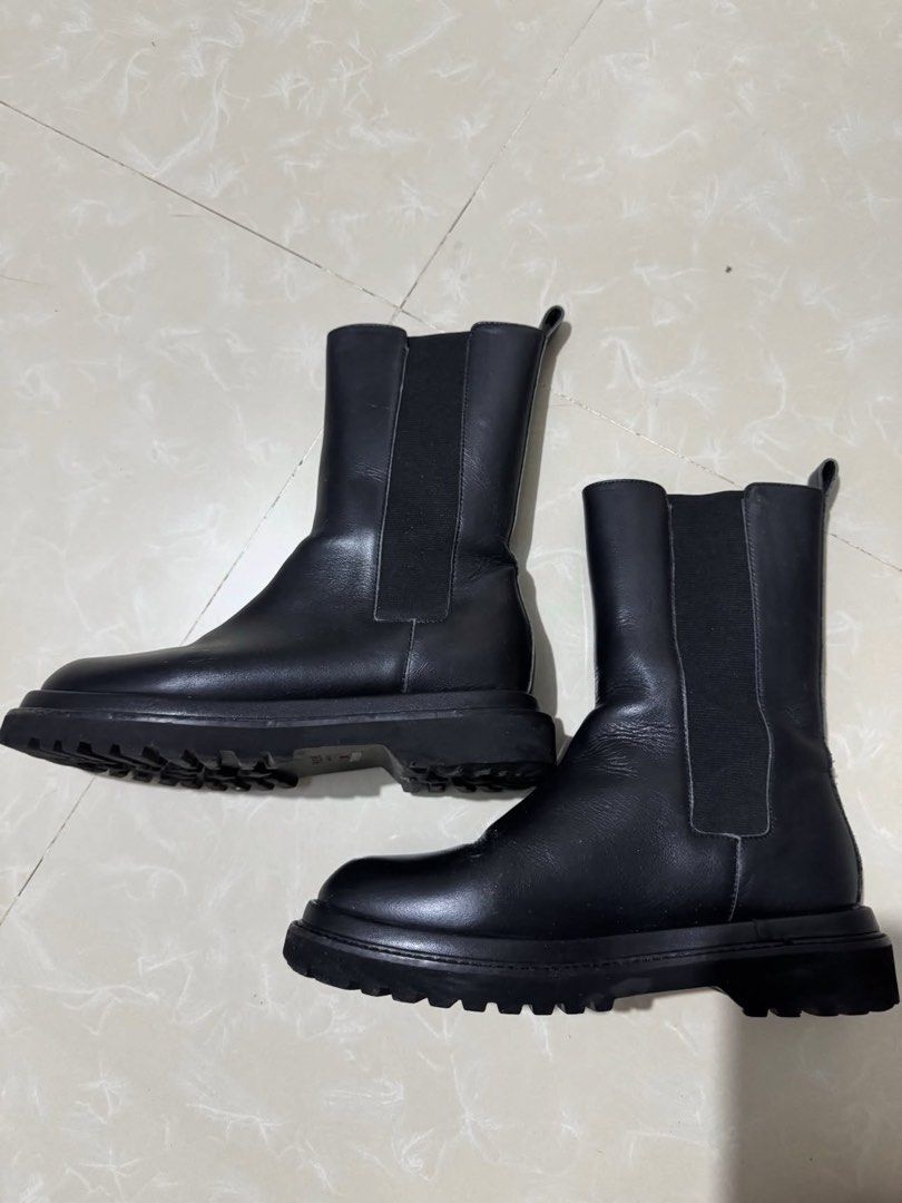 Piche Aba Black Leather Chelsea Boots (Category: Boots) located in Pasay City. Submitted by lovedbysants (Listing ID 1462902036, Image 1). Description: Bought and Used once only in Japan - Brand: Piche Aba - Style: Chelsea Boots - Material: Black Leather - Features: Chunky sole, elasticated side panels, back pull tabs - Benefits: Easy to wear, versatile for everyday outfits .