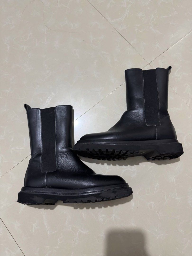 Piche Aba Black Leather Chelsea Boots (Category: Boots) located in Pasay City. Submitted by lovedbysants (Listing ID 1462902036, Image 2). Description: Bought and Used once only in Japan - Brand: Piche Aba - Style: Chelsea Boots - Material: Black Leather - Features: Chunky sole, elasticated side panels, back pull tabs - Benefits: Easy to wear, versatile for everyday outfits .