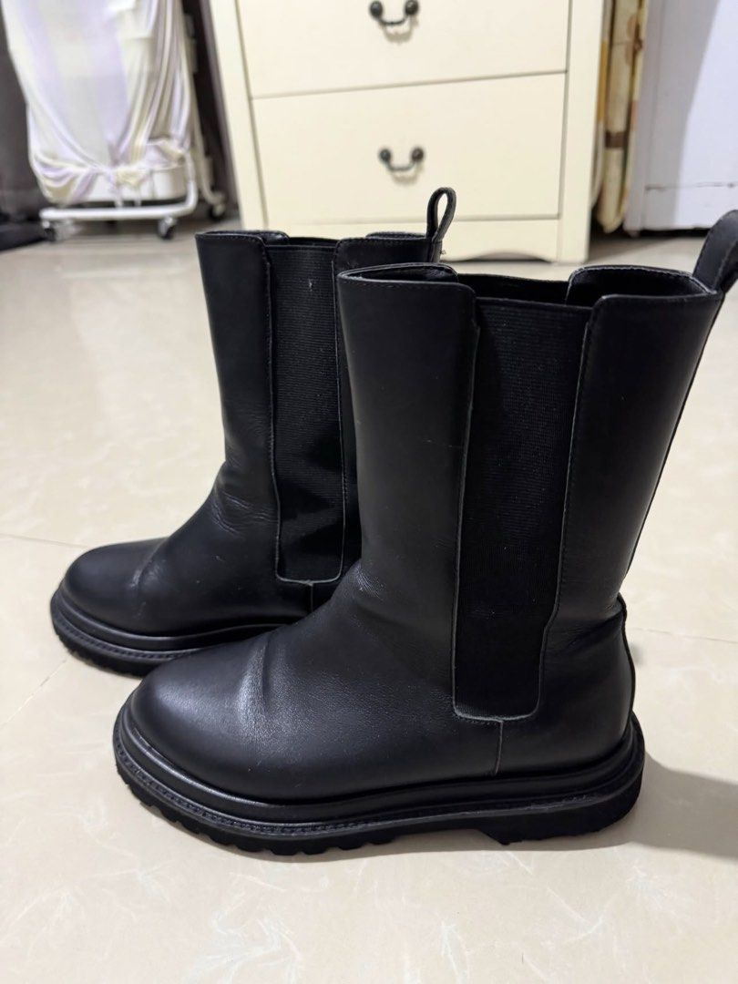Piche Aba Black Leather Chelsea Boots (Category: Boots) located in Pasay City. Submitted by lovedbysants (Listing ID 1462902036, Image 3). Description: Bought and Used once only in Japan - Brand: Piche Aba - Style: Chelsea Boots - Material: Black Leather - Features: Chunky sole, elasticated side panels, back pull tabs - Benefits: Easy to wear, versatile for everyday outfits .