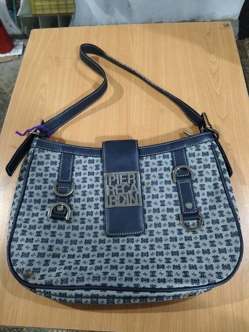Pierre Cardin (Category: Shoulder Bags) located in El Salvador. Submitted by francheskaukayukay (Listing ID 1462939885, Image 1). Description: .