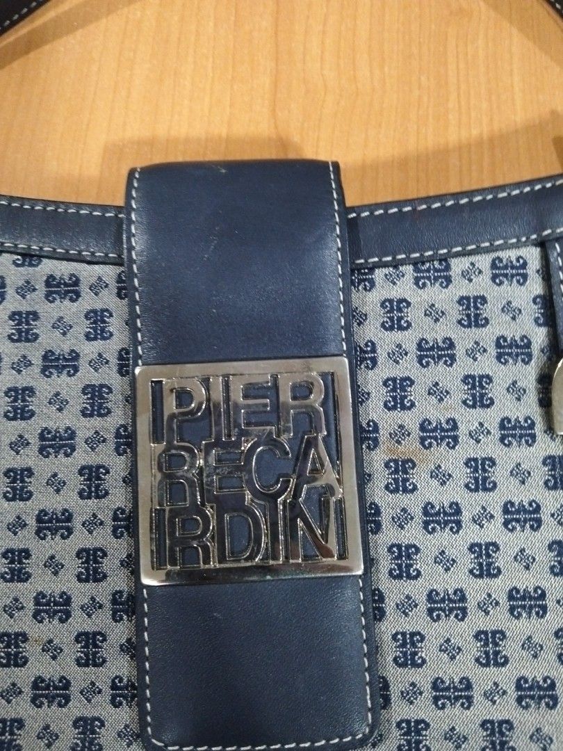 Pierre Cardin (Category: Shoulder Bags) located in El Salvador. Submitted by francheskaukayukay (Listing ID 1462939885, Image 2). Description: .