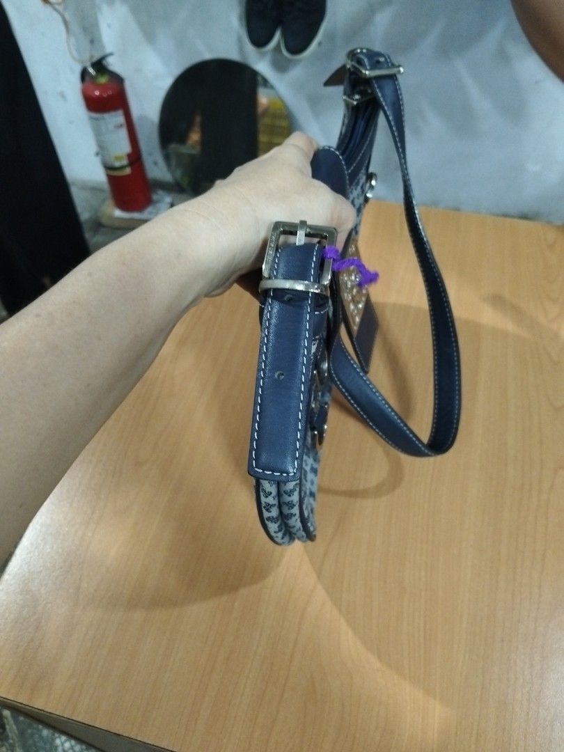 Pierre Cardin (Category: Shoulder Bags) located in El Salvador. Submitted by francheskaukayukay (Listing ID 1462939885, Image 3). Description: .