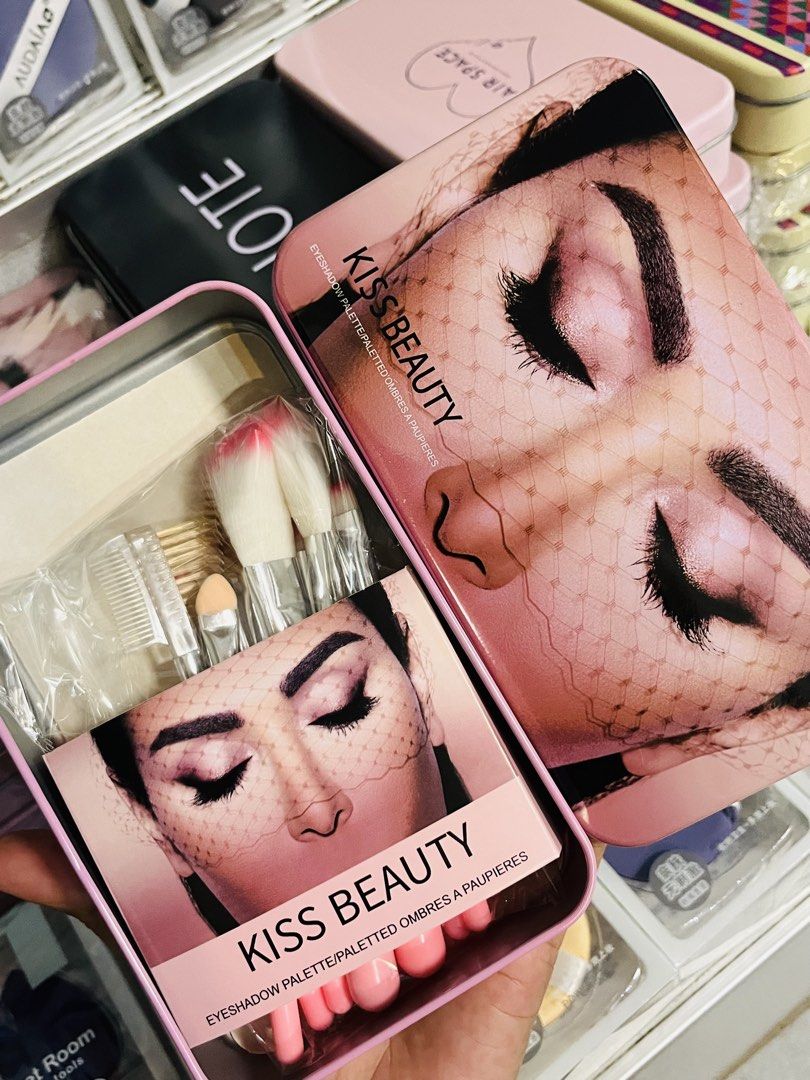 Pink brush set (Category: Makeup) located in Santa Cruz. Submitted by prelovedbysky803 (Listing ID 1463060148, Image 1). Description: - Adorable tin case with a charming face design. .