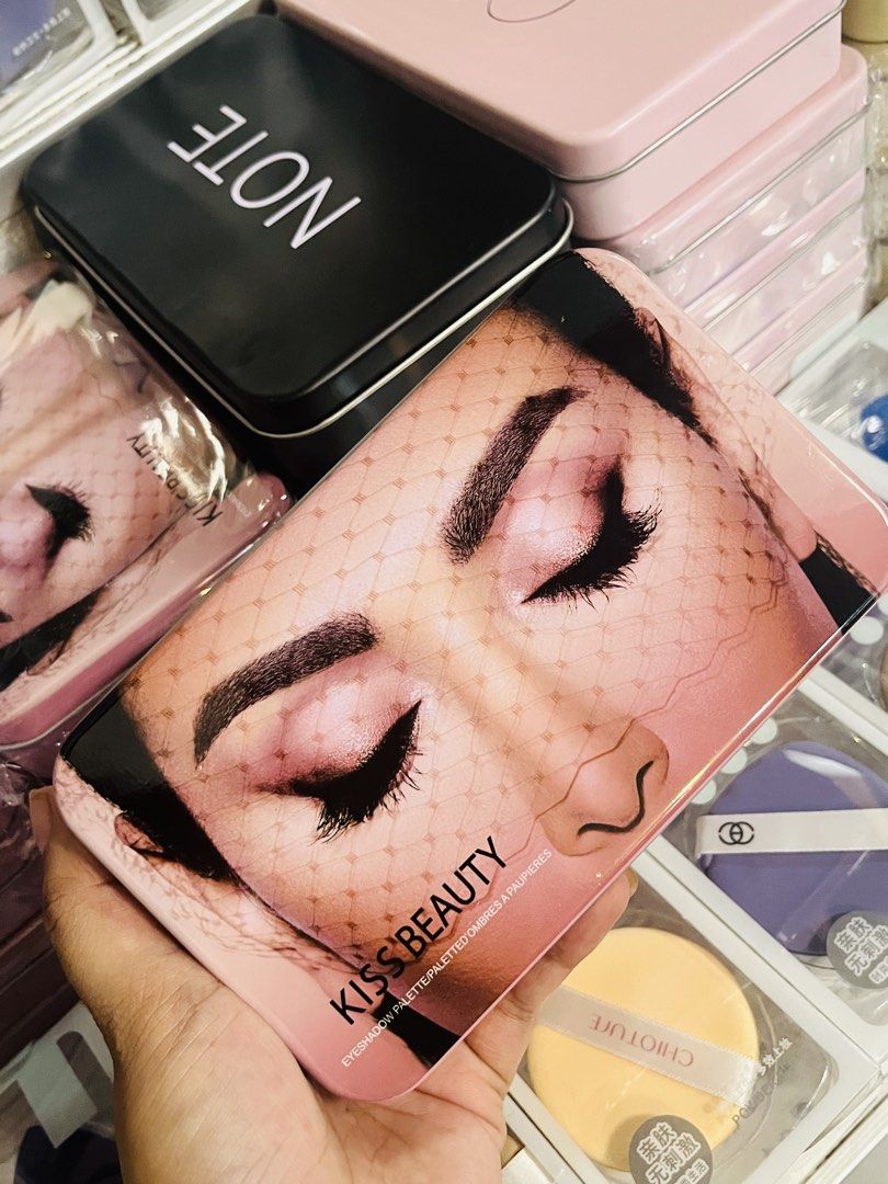 Pink brush set (Category: Makeup) located in Santa Cruz. Submitted by prelovedbysky803 (Listing ID 1463060148, Image 2). Description: - Adorable tin case with a charming face design. .