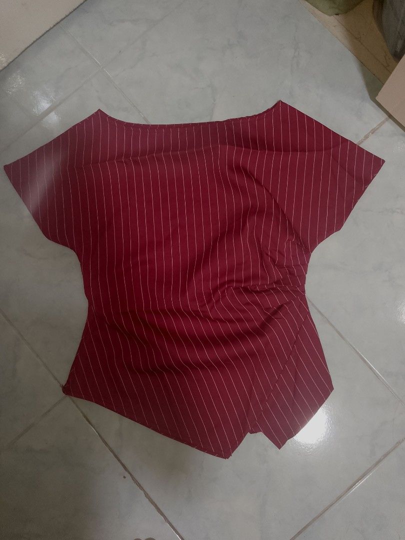 Plaid Asymmetric Hem Blouse (Category: Blouses) located in Malolos. Submitted by pcycloset_ (Listing ID 1463069727, Image 1). Description: PLEASE READ BEFORE PURCHASING: RFS: Decluttering ➡️ Size: Small ➡️ Colors may vary slightly due to lighting and screen settings. ➡️ This is a pre-loved item, so please manage your expectations. Shipping & Payment 🚚 Shipping Fee: Not included and will be shouldered by the buyer. 💳 Payment Methods: GCash, Mari
