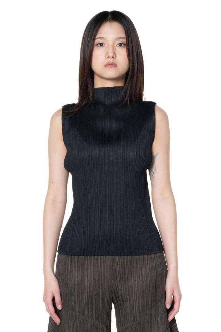 Pleats Please alternative Black Mellow S/M (Category: Blouses) located in Antipolo. Submitted by bentakahitanoano (Listing ID 1463030397, Image 3). Description: Still in good shape Best fit S/M Alternative for issey miyake pleats please Pit to pit 12.5/16 Length 22.5.
