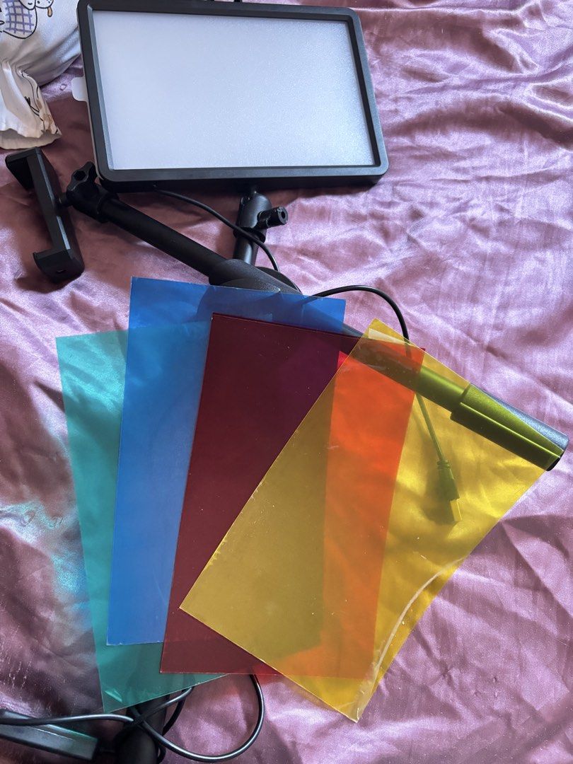Preloved Light Tripod With Phone Holder (Category: Tripods & Monopods) located in Manila. Submitted by jheisjlove (Listing ID 1463043275, Image 1). Description: .