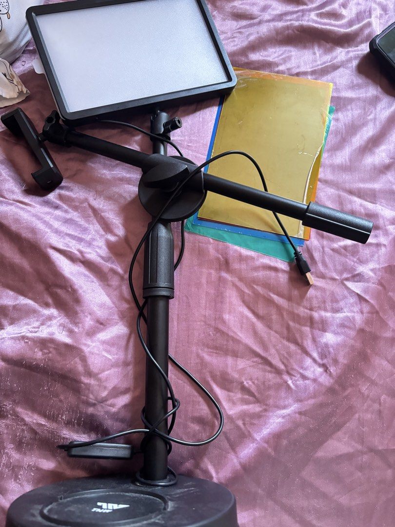 Preloved Light Tripod With Phone Holder (Category: Tripods & Monopods) located in Manila. Submitted by jheisjlove (Listing ID 1463043275, Image 3). Description: .