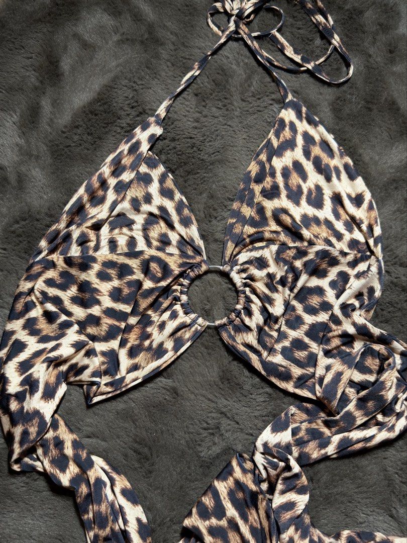 PRETTY LITTLE THING leopard halter adjustable top (Category: Others Tops) located in Valenzuela. Submitted by julijulyxoxo (Listing ID 1463067005, Image 2). Description: where to find me: Facebook: Julianne Leigh (post is already up) Instagram: shop.loveandrelove (might post updates/items here too) MOP: maribank, gcash, maya MOD: J&T Express Item is unwashed. Please wash immediately before wearing!.