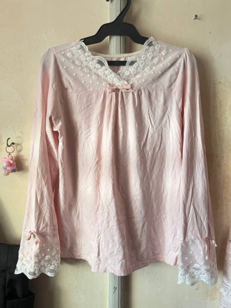 princess longsleeve top (Category: Longsleeves) located in Bayombong. Submitted by dollwishcart (Listing ID 1463004764, Image 1). Description: xs-s! loc: luzon (nueva vizcaya).