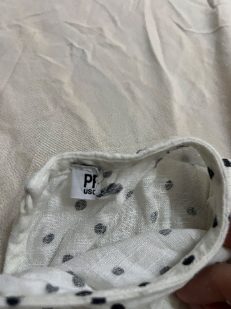 Princess Polly polka dot top (Category: Sleeveless) located in Aguinaldo. Submitted by roversellz_ (Listing ID 1463028030, Image 2). Description: the flaw is show : the button at the back is missing .