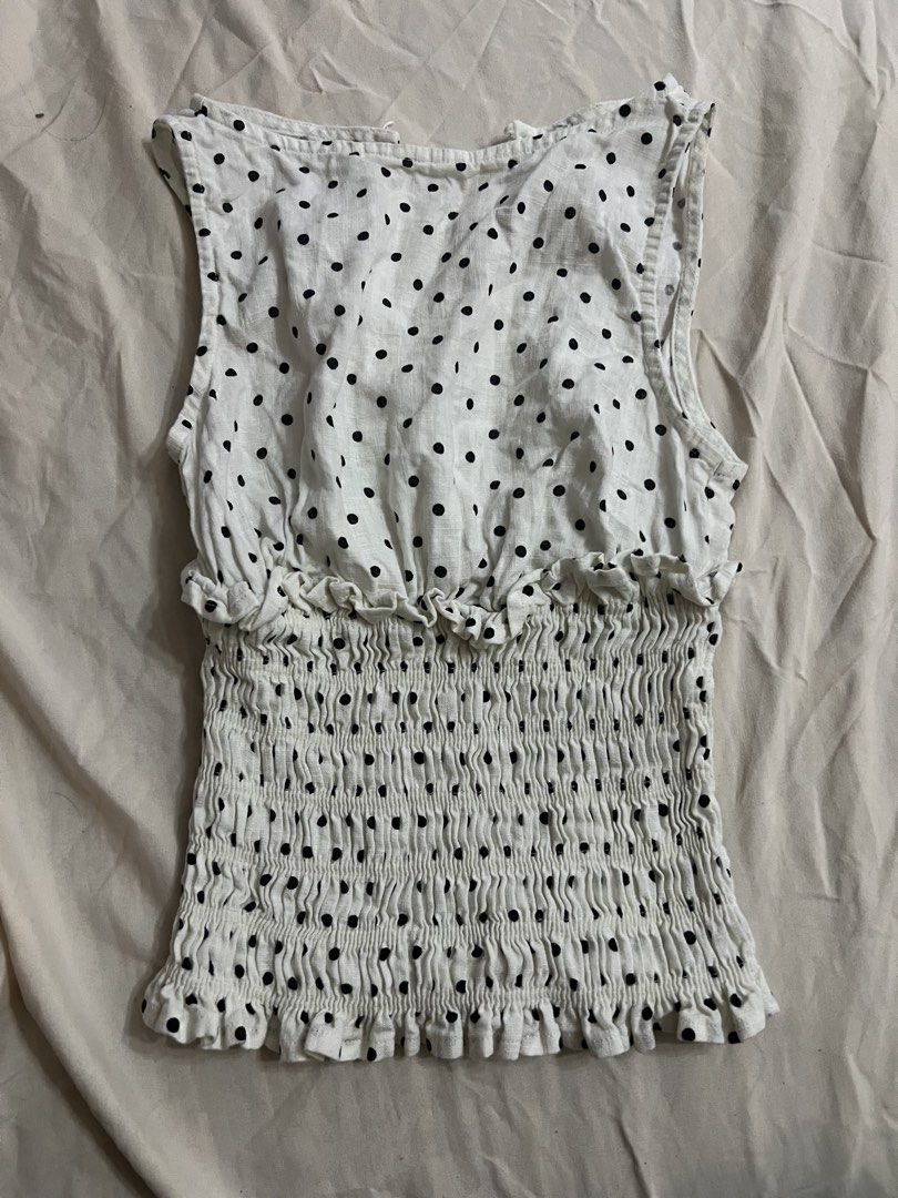 Princess Polly polka dot top (Category: Sleeveless) located in Aguinaldo. Submitted by roversellz_ (Listing ID 1463028030, Image 1). Description: the flaw is show : the button at the back is missing .