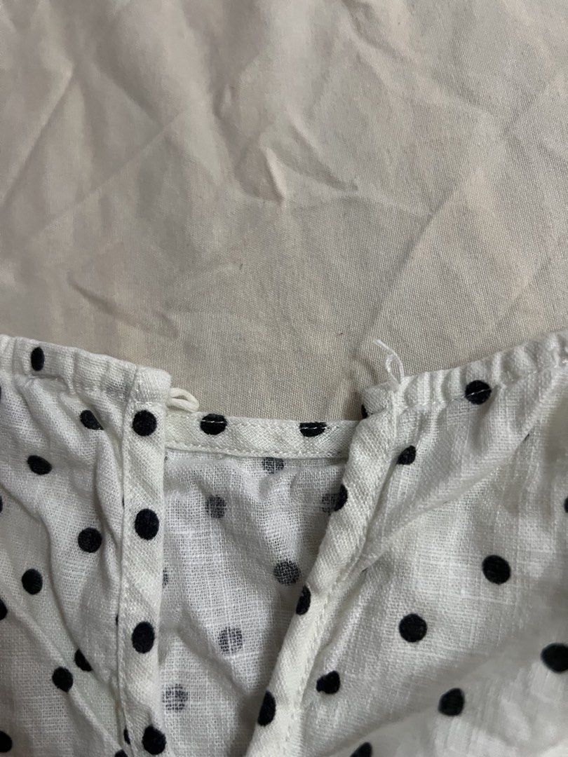 Princess Polly polka dot top (Category: Sleeveless) located in Aguinaldo. Submitted by roversellz_ (Listing ID 1463028030, Image 3). Description: the flaw is show : the button at the back is missing .