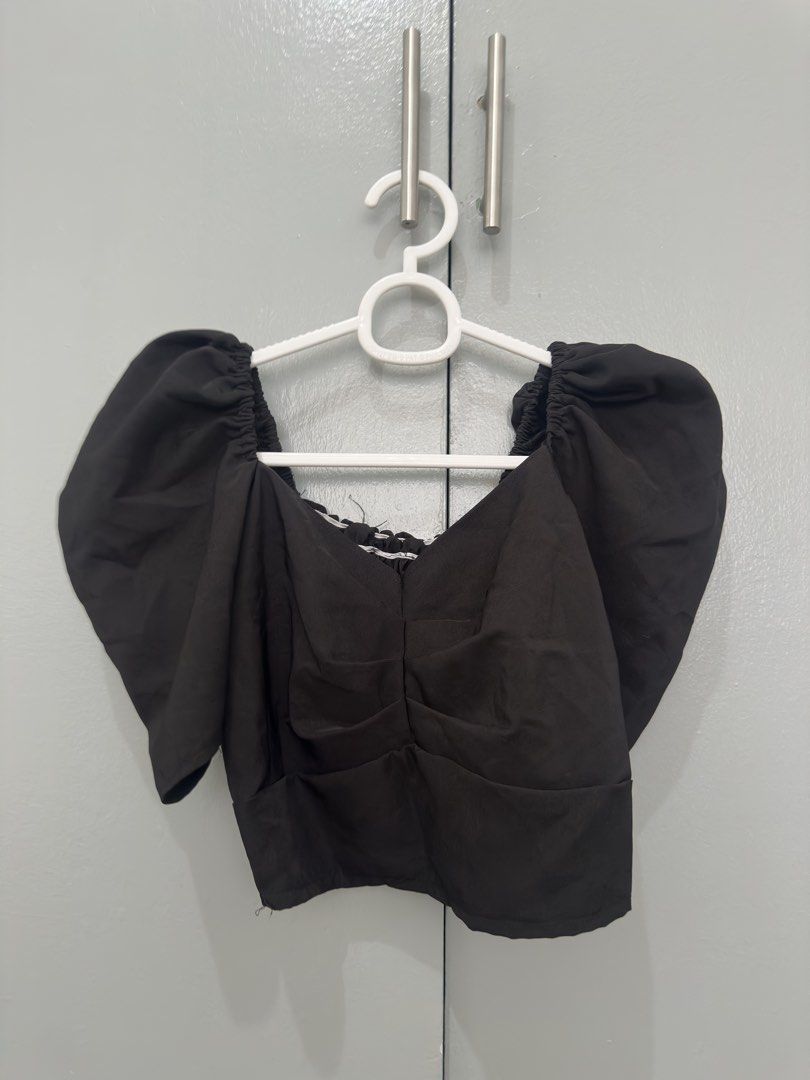 puff sleeve crop top (Category: Blouses) located in Quezon City. Submitted by seungshop (Listing ID 1463117461, Image 1). Description: FOR FREE if getting 2 ITEMS from my listing - mop: gcash / bpi - mod: lalamove / grab / ggx.