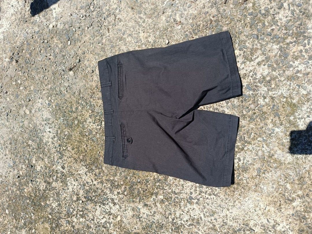 Puma Men's Casual Shorts (Category: Shorts) located in Urdaneta. Submitted by tetsudoubletaps (Listing ID 1462918966, Image 2). Description: 30 - 32 + SF - Brand: Puma - Color: Dark Grey - Material: 97% Nylon, 3% Elastane - Features: Embroidered Puma logo on left leg, 2 front pockets, 2 back pockets - Closure: Button and zip - Ideal for: Everyday wear, light sports.