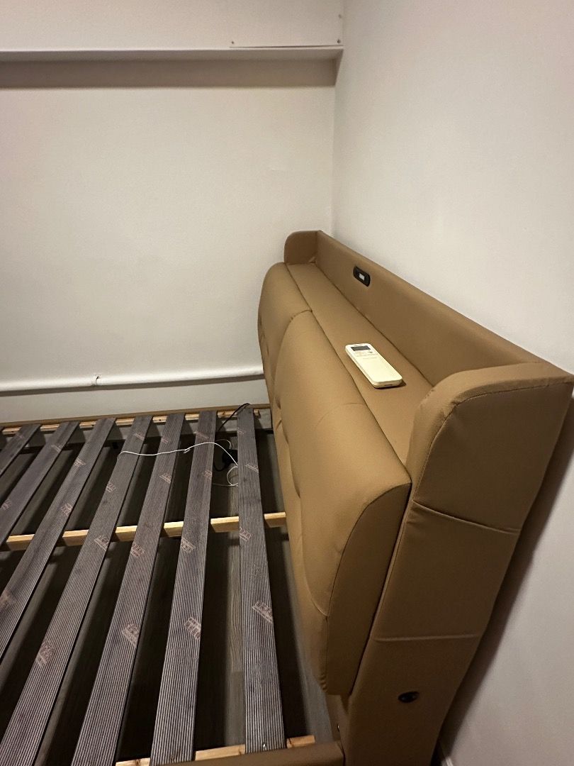 Queen Size Bed Frame with Tufted Headboard （分類：床架及床褥）位於 Hong Kong。 由 freeowl_0ebeb8 提交（商品編號 1459595883，圖片 3）。簡介： New Bed Frame for Sale – 450 HKD • Just purchased 1 week ago, selling only because of wrong colour • Size: 150 x 200 cm (total frame dimensions 154 x 222 cm) • Material: Faux leather finish • Features: Built‑in light and USB port • Mattress not included • Pick‑up location: Jordan。