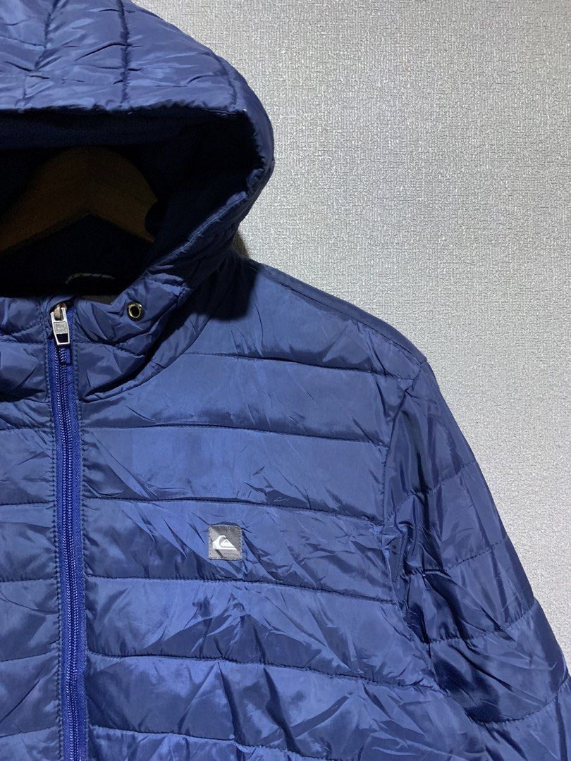 Quiksilver Puffer Jacket Blue Hooded Size M (Category: Coats, Jackets and Outerwear) located in Carmen. Submitted by bensbai (Listing ID 1463002203, Image 2). Description: - Blue Quiksilver puffer jacket - Size: Medium (M) - Features a hood - Zip-up front closure - Two zippered side pockets - Made in China.