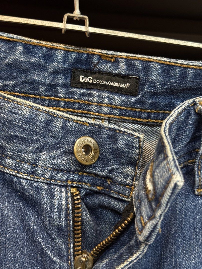 Rare y2k D&G jeanius mind jeans (Category: Jeans) located in Legazpi City. Submitted by deadthrift (Listing ID 1463040925, Image 3). Description: - size 31 on tag - fits to 32-34 - length 43 - Originating from the late 1990s to the early 2000s, these jeans are a prime example of the bold, logocentric Y2K aesthetic pushed by Dolce & Gabbana's D&G diffusion line.The distinctive "New Vintage Jeanius Mind" leather patch was part of a limited-run coll