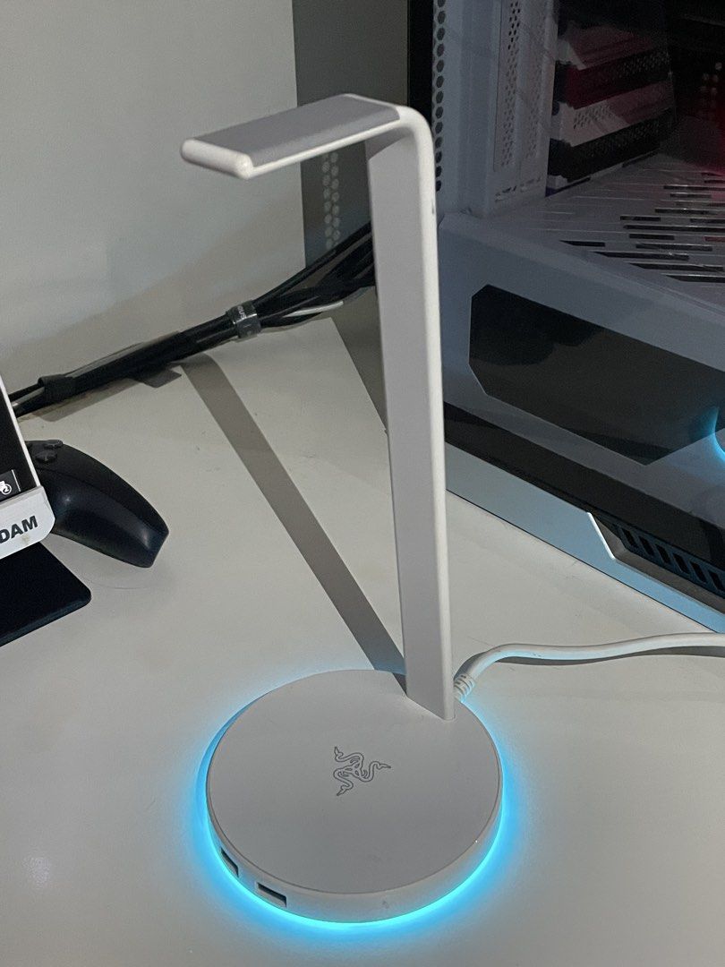 Razer Base Station V2 Chroma white (Category: Other Accessories) located in Manila. Submitted by giancrlo11 (Listing ID 1463073792, Image 1). Description: .