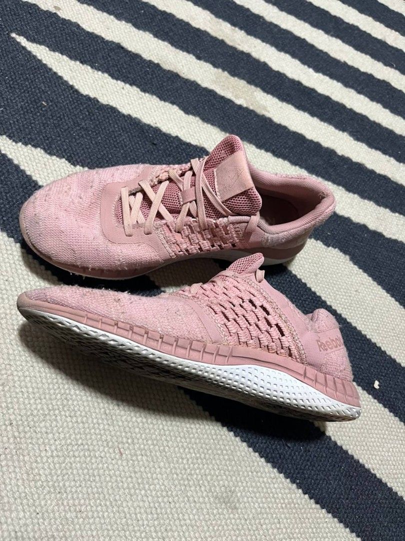 Reebok running sneakers (Category: Shoe inserts) located in Quezon City. Submitted by michypeachyy1 (Listing ID 1463042583, Image 1). Description: 550 plus shipment size 38 eur.