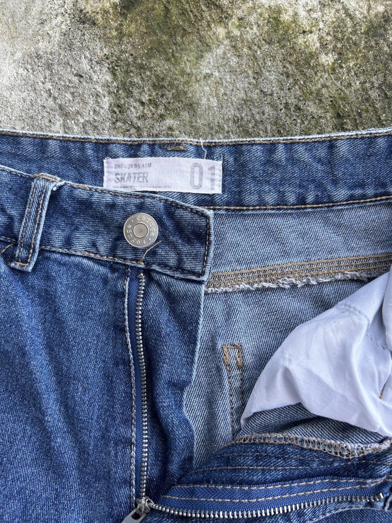 Refuge Skater Denim Carpenter Pants (Category: Jeans) located in Balanga. Submitted by nothingtohold.co (Listing ID 1463077265, Image 2). Description: Refuge Skater Denim Carpenter Pants Size 1 on tag | 28 waistline | 42 length | 9.5 leg opening | 9.8 condition No issue.